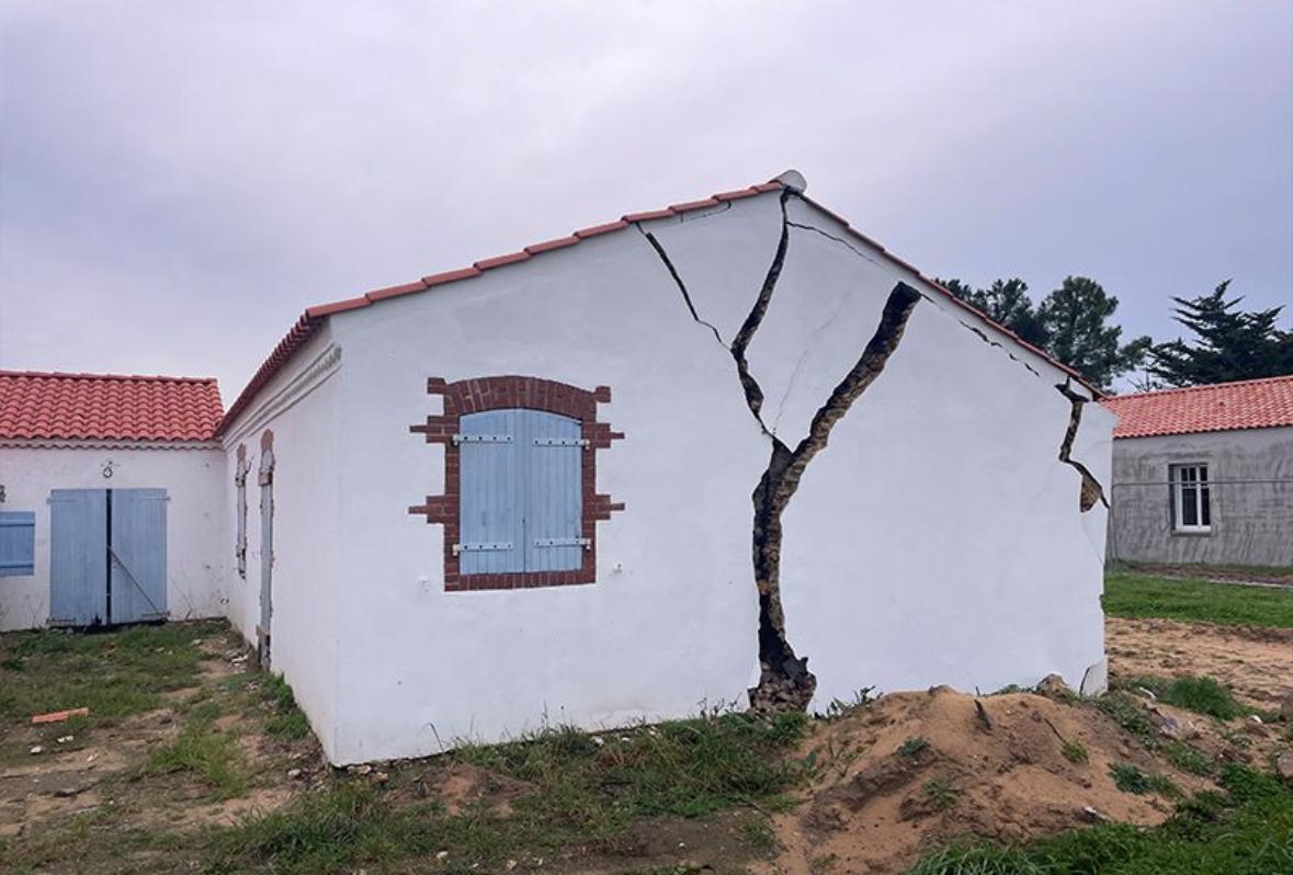 Bâti ancien : sans diagnostic géotechnique, le sol décide pour vous Intervenir à proximité d’un bâti ancien sans diagnostic géotechnique, c’est exposer l’ouvrage à des désordres structurels graves, parfois irréversibles. Les constructions anciennes présentent des caractéristiques structurelles très différentes des bâtiments modernes. Fondations superficielles, maçonneries hourdées à la terre, absence de chaînages ou de reprises en sous-œuvre : leur stabilité repose en grande partie sur l’équilibre naturel du sol en place. Dès lors, toute intervention à proximité — terrassement, tranchée, extension, réseaux — peut rompre cet équilibre et engendrer des désordres majeurs. ⸻ Comprendre le risque géotechnique en contexte de bâti ancien Contrairement aux ouvrages récents, le bâti ancien est souvent peu ou pas fondé. Les charges sont transmises directement au sol d’assise, parfois sableux, limoneux ou hétérogène. Lorsqu’un terrassement est réalisé à proximité sans étude préalable, plusieurs phénomènes peuvent se produire : • affouillement ou décompression du sol porteur • perte de portance sous les murs existants • modification des contraintes dans le sol • apparition de mouvements différentiels 👉 Le résultat est souvent visible rapidement : fissures traversantes, désordres structurels, déformations irréversibles. ⸻ Des désordres fréquents… et évitables Sur le terrain, les équipes GEOCADRE constatent régulièrement des sinistres liés à l’absence de diagnostic géotechnique préalable : • fissuration importante des façades • désolidarisation des maçonneries • tassements localisés • instabilité globale de l’ouvrage Ces désordres sont d’autant plus critiques qu’ils concernent des bâtiments anciens, pour lesquels les solutions de réparation sont souvent lourdes, complexes et coûteuses. ⸻ Le diagnostic géotechnique : un outil de prévention indispensable Avant toute intervention à proximité d’un bâti ancien, la réalisation d’un diagnostic géotechnique (mission G5) est essentielle. Ce diagnostic permet notamment : • d’identifier la nature et la portance des sols d’assise • d’analyser l’interaction sol–ouvrage existant • d’évaluer l’impact des travaux projetés • de définir des mesures de protection adaptées • de sécuriser les phases de terrassement et d’exécution Il s’agit d’une démarche de prévention, bien plus économique que des travaux de reprise après sinistre. ⸻ L’expertise GEOCADRE au service de la stabilité des ouvrages Chez GEOCADRE, nous intervenons régulièrement sur des projets impliquant du bâti ancien, en milieu urbain comme rural. Notre ingénierie géotechnique et environnementale s’appuie sur : • des investigations terrain ciblées • une analyse technique rigoureuse • une parfaite connaissance des mécanismes de désordre • une approche conforme à la norme NF P 94-500 Notre objectif : anticiper les risques, sécuriser les ouvrages existants et accompagner durablement les maîtres d’ouvrage, architectes et entreprises. ⸻ En conclusion Intervenir à proximité d’un bâti ancien sans diagnostic géotechnique, c’est laisser le sol décider à votre place. Un choix qui peut entraîner des désordres structurels graves, parfois irréversibles. 👉 La géotechnique n’est pas une contrainte, c’est une assurance pour la pérennité de vos projets.